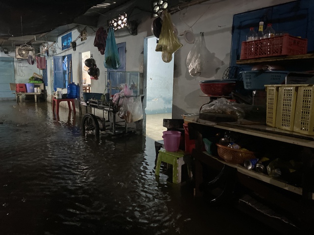 "Mưa xuống là không dám ngủ": Dân lao động TP.HCM vật lộn trắng đêm vì ngập, ngao ngán "chạy" đồ, tát nước- Ảnh 1.