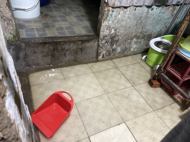 "Mưa xuống là không dám ngủ": Dân lao động TP.HCM vật lộn trắng đêm vì ngập, ngao ngán "chạy" đồ, tát nước- Ảnh 2.