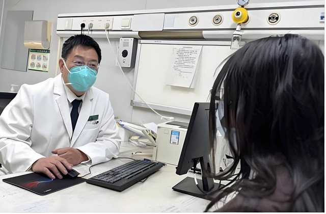 COVID-19 trở lại, khuyến cáo người trung niên và cao tuổi: Ít đụng 2 thứ, ăn nhiều 3 món, làm tốt 4 việc, tăng cường miễn dịch - Ảnh 1.