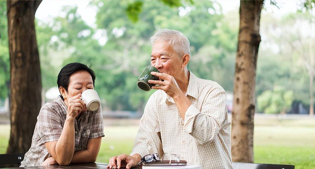 COVID-19 trở lại, khuyến cáo người trung niên và cao tuổi: Ít đụng 2 thứ, ăn nhiều 3 món, làm tốt 4 việc, tăng cường miễn dịch - Ảnh 3.
