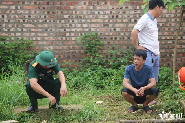 Người thân túc trực tại "hố tử thần", khắc khoải hy vọng tin tức: Gia đình cần một câu trả lời rõ ràng để thôi day dứt- Ảnh 1.