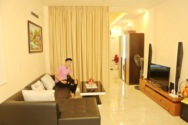 Nam ca sĩ Việt có cơ ngơi trị giá 2.000 cây vàng: Thông thạo 4 thứ tiếng, chuyện tình cảm lận đận- Ảnh 7.