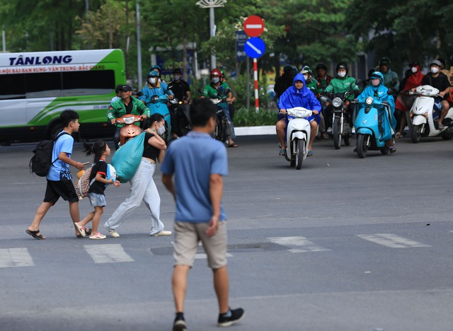 Buổi chiều của ngày nghỉ lễ cuối cùng và đây là cảnh tượng trên đường phố Hà Nội- Ảnh 4.