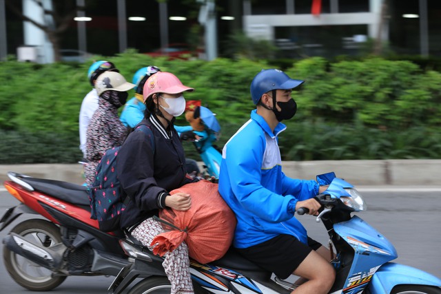Buổi chiều của ngày nghỉ lễ cuối cùng và đây là cảnh tượng trên đường phố Hà Nội- Ảnh 2.