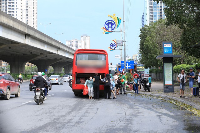 Buổi chiều của ngày nghỉ lễ cuối cùng và đây là cảnh tượng trên đường phố Hà Nội- Ảnh 3.