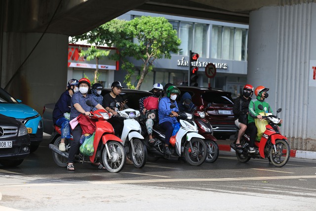 Buổi chiều của ngày nghỉ lễ cuối cùng và đây là cảnh tượng trên đường phố Hà Nội- Ảnh 1.