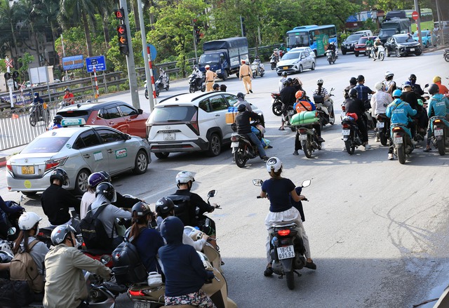 Buổi chiều của ngày nghỉ lễ cuối cùng và đây là cảnh tượng trên đường phố Hà Nội- Ảnh 12.