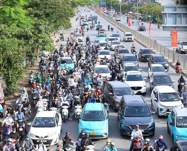 Buổi chiều của ngày nghỉ lễ cuối cùng và đây là cảnh tượng trên đường phố Hà Nội- Ảnh 7.