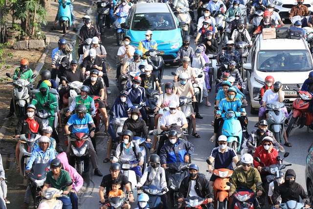 Buổi chiều của ngày nghỉ lễ cuối cùng và đây là cảnh tượng trên đường phố Hà Nội- Ảnh 9.