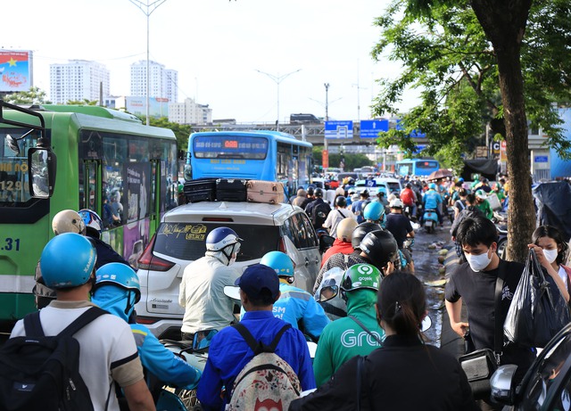 Buổi chiều của ngày nghỉ lễ cuối cùng và đây là cảnh tượng trên đường phố Hà Nội- Ảnh 8.