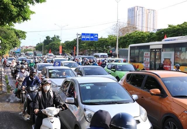 Buổi chiều của ngày nghỉ lễ cuối cùng và đây là cảnh tượng trên đường phố Hà Nội- Ảnh 13.