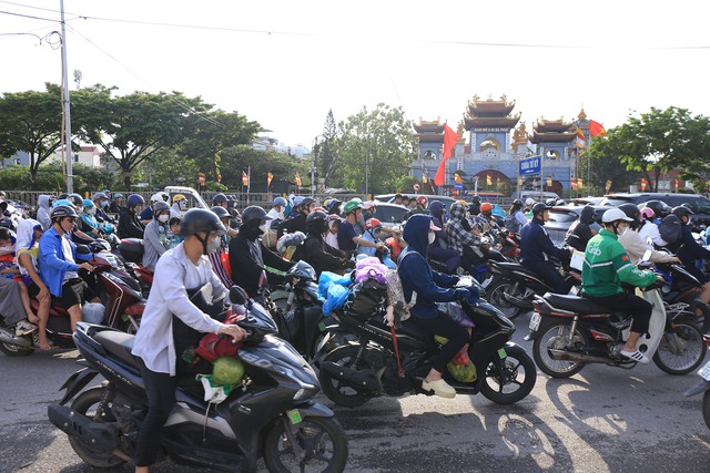 Buổi chiều của ngày nghỉ lễ cuối cùng và đây là cảnh tượng trên đường phố Hà Nội- Ảnh 10.