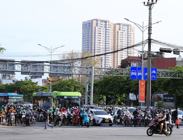 Buổi chiều của ngày nghỉ lễ cuối cùng và đây là cảnh tượng trên đường phố Hà Nội- Ảnh 11.