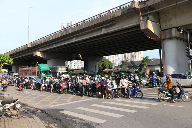 Buổi chiều của ngày nghỉ lễ cuối cùng và đây là cảnh tượng trên đường phố Hà Nội- Ảnh 14.