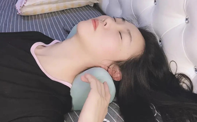 Gối có hạn sử dụng không? Nếu thấy 3 đặc điểm này, tiếc mấy cũng bỏ đi kẻo sau này hối hận bằng thừa!- Ảnh 2.