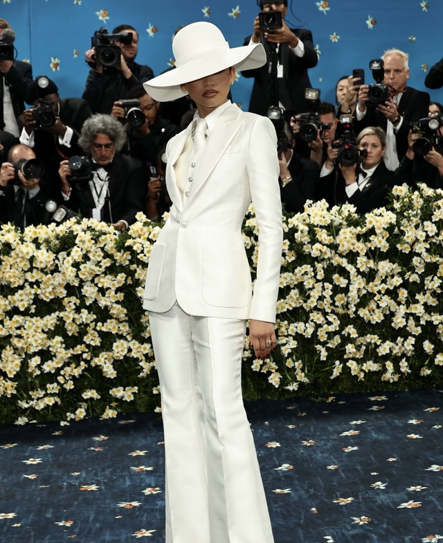 Met Gala 2025: Bộ 3 Jennie - Rosé - Lisa càn quét "thảm xanh" sự kiện- Ảnh 16.