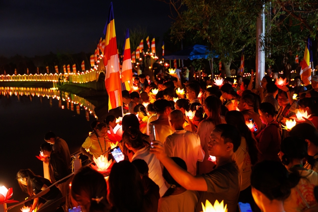 TP.HCM: 35.000 hoa đăng rực sáng, hàng ngàn người dân thành kính cầu an- Ảnh 13. TP.HCM: 35.000 hoa đăng rực sáng, hàng ngàn người dân thành kính cầu an- Ảnh 13.