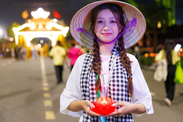 TP.HCM: 35.000 hoa đăng rực sáng, hàng ngàn người dân thành kính cầu an- Ảnh 15. TP.HCM: 35.000 hoa đăng rực sáng, hàng ngàn người dân thành kính cầu an- Ảnh 15.