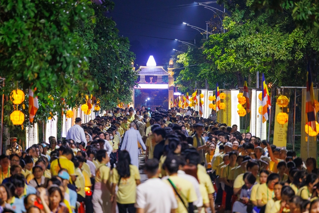 TP.HCM: 35.000 hoa đăng rực sáng, hàng ngàn người dân thành kính cầu an- Ảnh 2. TP.HCM: 35.000 hoa đăng rực sáng, hàng ngàn người dân thành kính cầu an- Ảnh 2.