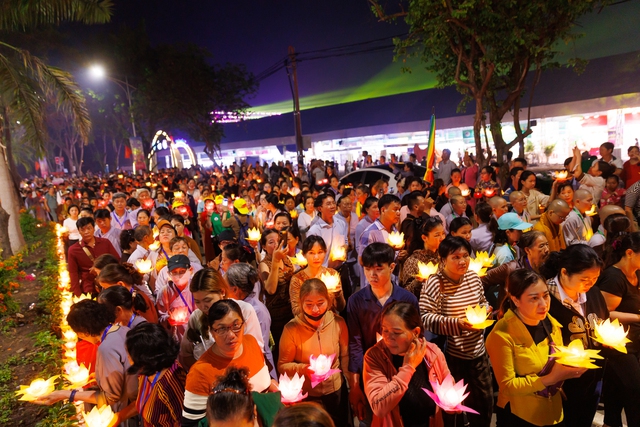 TP.HCM: 35.000 hoa đăng rực sáng, hàng ngàn người dân thành kính cầu an- Ảnh 3. TP.HCM: 35.000 hoa đăng rực sáng, hàng ngàn người dân thành kính cầu an- Ảnh 3.