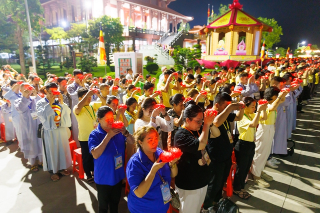 TP.HCM: 35.000 hoa đăng rực sáng, hàng ngàn người dân thành kính cầu an- Ảnh 5. TP.HCM: 35.000 hoa đăng rực sáng, hàng ngàn người dân thành kính cầu an- Ảnh 5.