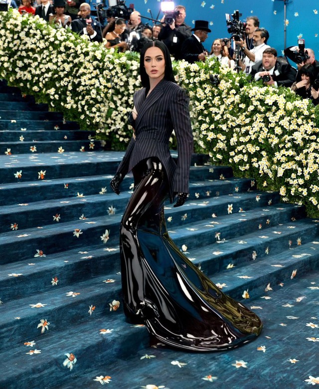 Met Gala 2025: Bộ 3 Jennie - Rosé - Lisa càn quét "thảm xanh" sự kiện- Ảnh 18.