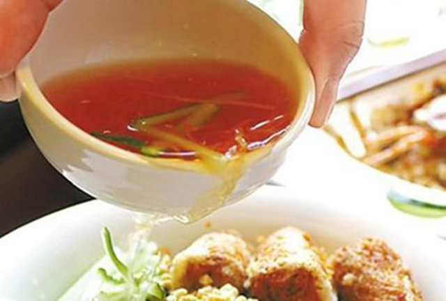 3 thói quen dùng nước mắm sai cách "bào mòn sức khỏe" nhưng nhiều người mắc phải - Ảnh 1.
