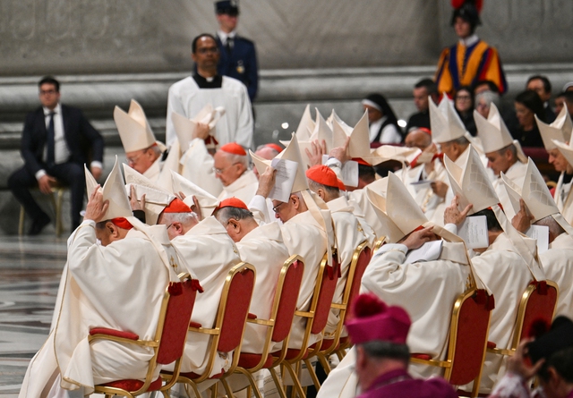 Các hồng y bước vào mật nghị bầu giáo hoàng, thế giới chờ 'làn khói trắng' từ Vatican- Ảnh 1. Các hồng y bước vào mật nghị bầu giáo hoàng, thế giới chờ 'làn khói trắng' từ Vatican- Ảnh 1.