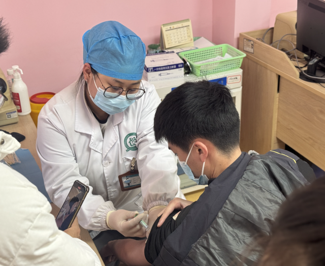 Trước và sau khi tiêm vắc xin HPV, nam giới cần lưu ý gì?- Ảnh 1.