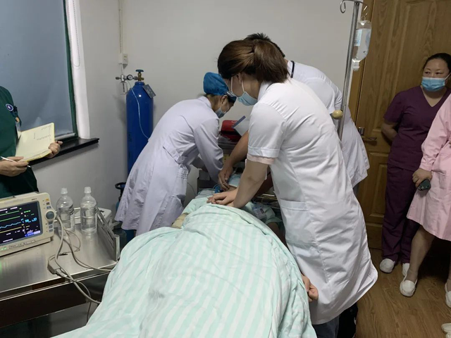 Gặp phản ứng nào sau khi tiêm vắc xin HPV, nam giới cần đến bệnh viện ngay?- Ảnh 1.