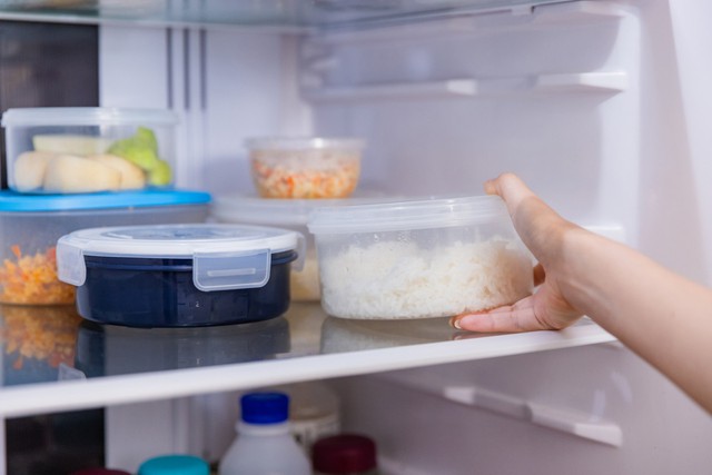 Sự thật mất lòng: 3 kiểu bảo quản cơm thừa nhiều người tưởng tốt hóa ra “làm mồi” cho vi khuẩn, “nuôi” mầm bệnh- Ảnh 2.
