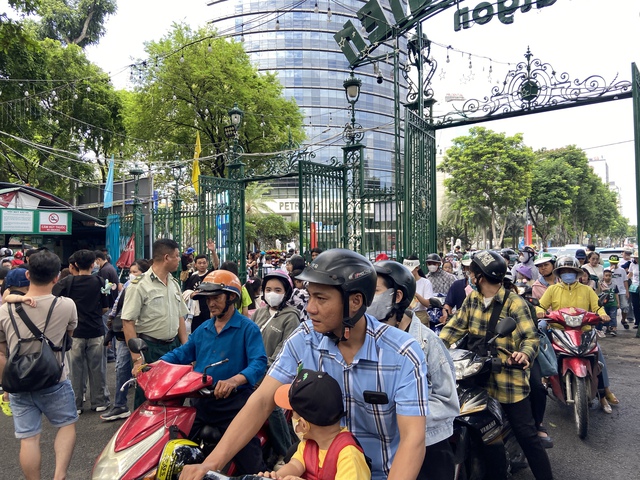 “Khối nghỉ hè” ùa vào Thảo Cầm Viên, cảnh tượng đông khó tin trong ngày 1/6 ở TP.HCM- Ảnh 1.