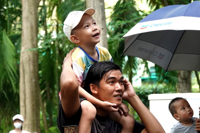 “Khối nghỉ hè” ùa vào Thảo Cầm Viên, cảnh tượng đông khó tin trong ngày 1/6 ở TP.HCM- Ảnh 7.