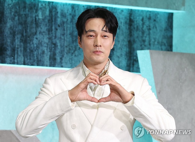 So Ji Sub vung tiền như nước gây sốc: Tặng vàng cho cả đoàn phim, lý do ai nghe cũng phải nể- Ảnh 2.