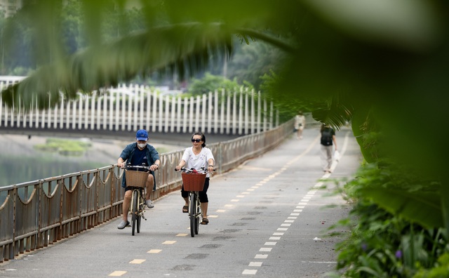 Cảnh tượng lạ tại tuyến phố ở Hà Nội: Một bên ùn tắc, một bên vắng bóng người- Ảnh 13.