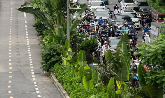 Cảnh tượng lạ tại tuyến phố ở Hà Nội: Một bên ùn tắc, một bên vắng bóng người- Ảnh 7.