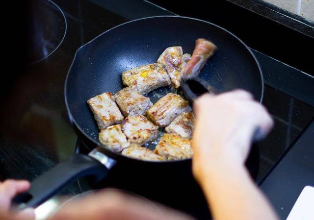 Một bộ phận của con lợn nhìn không mỡ nhưng "béo hơn cả gà rán"- Ảnh 2.
