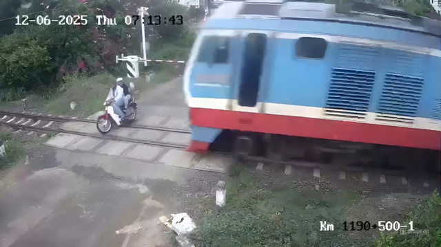 Đau đớn khoảnh khắc cuối cùng 2 vợ chồng bị tàu hỏa tông tử vong: Hoàn cảnh gia đình gây xót xa- Ảnh 1.