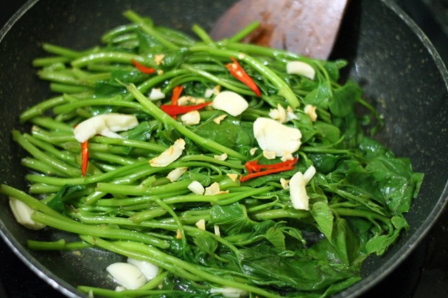 2 thứ trên cây khoai lang xưa chỉ cho heo ăn nay được “săn lùng” vì ăn vào phòng ung thư phổi và ung thư vú- Ảnh 2.