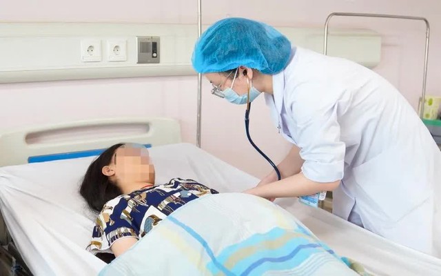 Vụ người nhà bị ép trả tiền xe taxi giá cao: Bé gái ở Lào Cai được điều trị miễn phí- Ảnh 1.