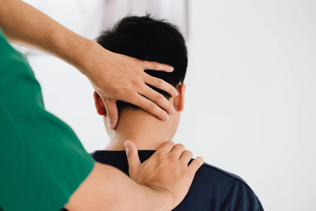 Mát xa cổ vai gáy, người đàn ông liệt luôn 2 chân- Ảnh 1.
