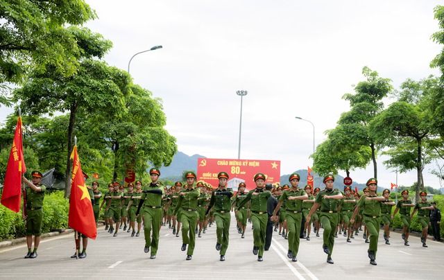 Mồ hôi thấm áo chiến sĩ CAND dưới nắng nóng 40 độ: Những hình ảnh xúc động trên thao trường, hướng đến lễ diễu binh 2/9- Ảnh 1.