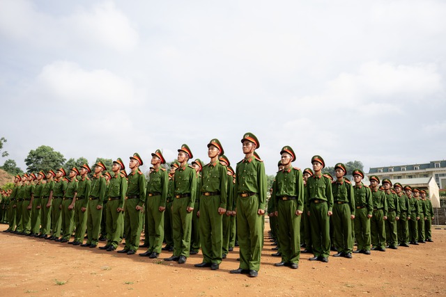 Mồ hôi thấm áo chiến sĩ CAND dưới nắng nóng 40 độ: Những hình ảnh xúc động trên thao trường, hướng đến lễ diễu binh 2/9- Ảnh 15.
