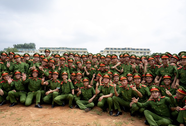 Mồ hôi thấm áo chiến sĩ CAND dưới nắng nóng 40 độ: Những hình ảnh xúc động trên thao trường, hướng đến lễ diễu binh 2/9- Ảnh 21.