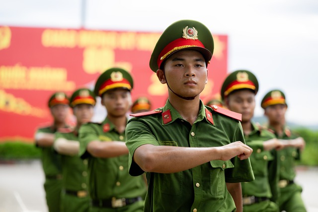 Mồ hôi thấm áo chiến sĩ CAND dưới nắng nóng 40 độ: Những hình ảnh xúc động trên thao trường, hướng đến lễ diễu binh 2/9- Ảnh 5.