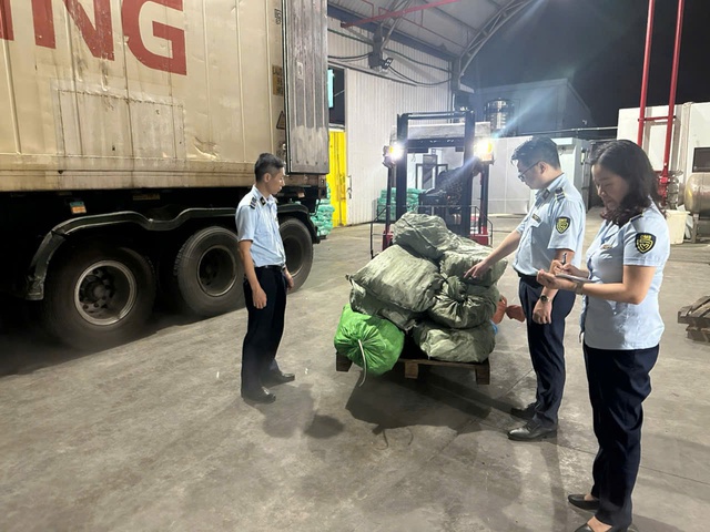 Cận cảnh những chiếc bao tải chứa 12 tấn chân gà bốc mùi hôi thối trong kho đông lạnh của ông chủ sinh năm 1982- Ảnh 1.