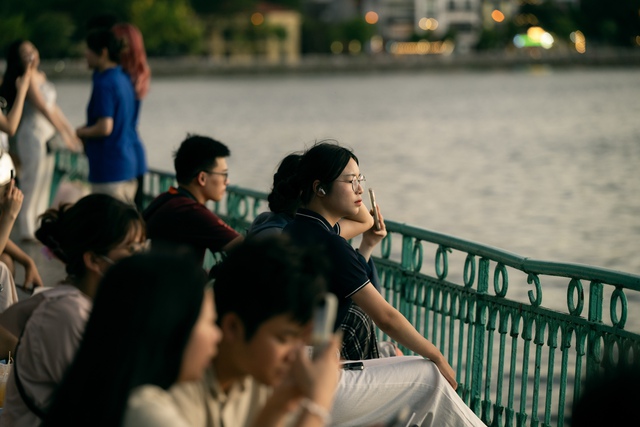 Giữa ngày nóng đổ lửa, Hà Nội rực vàng trong khoảnh khắc hoàng hôn hiếm có- Ảnh 10.