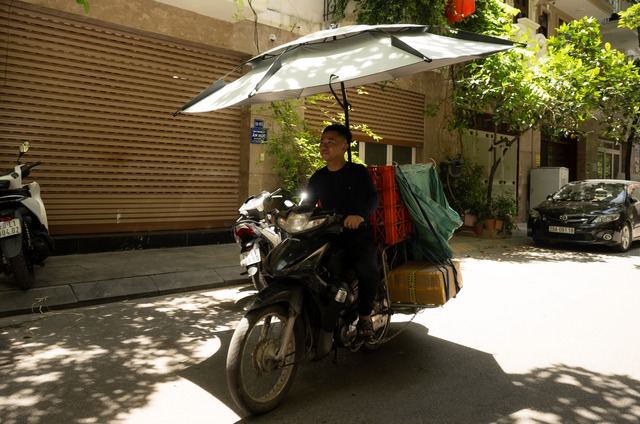 Hà Nội hóa "chảo lửa" giữa trưa 40 độ C: Xuất hiện ảo ảnh trên đường, người dân biến tấu muôn kiểu chống nắng- Ảnh 13.