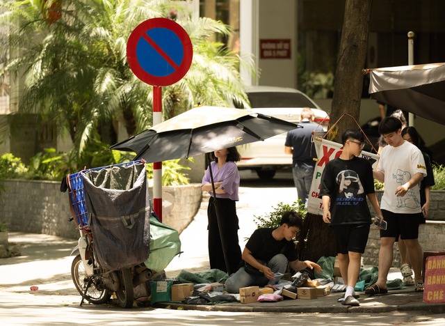 Hà Nội hóa "chảo lửa" giữa trưa 40 độ C: Xuất hiện ảo ảnh trên đường, người dân biến tấu muôn kiểu chống nắng- Ảnh 15.