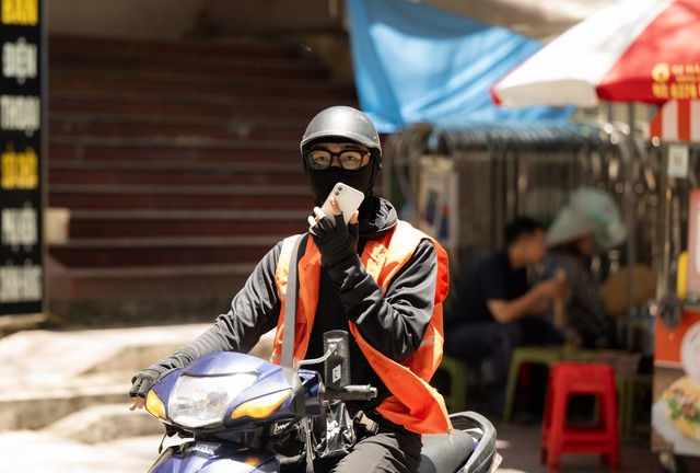 Hà Nội hóa "chảo lửa" giữa trưa 40 độ C: Xuất hiện ảo ảnh trên đường, người dân biến tấu muôn kiểu chống nắng- Ảnh 14.
